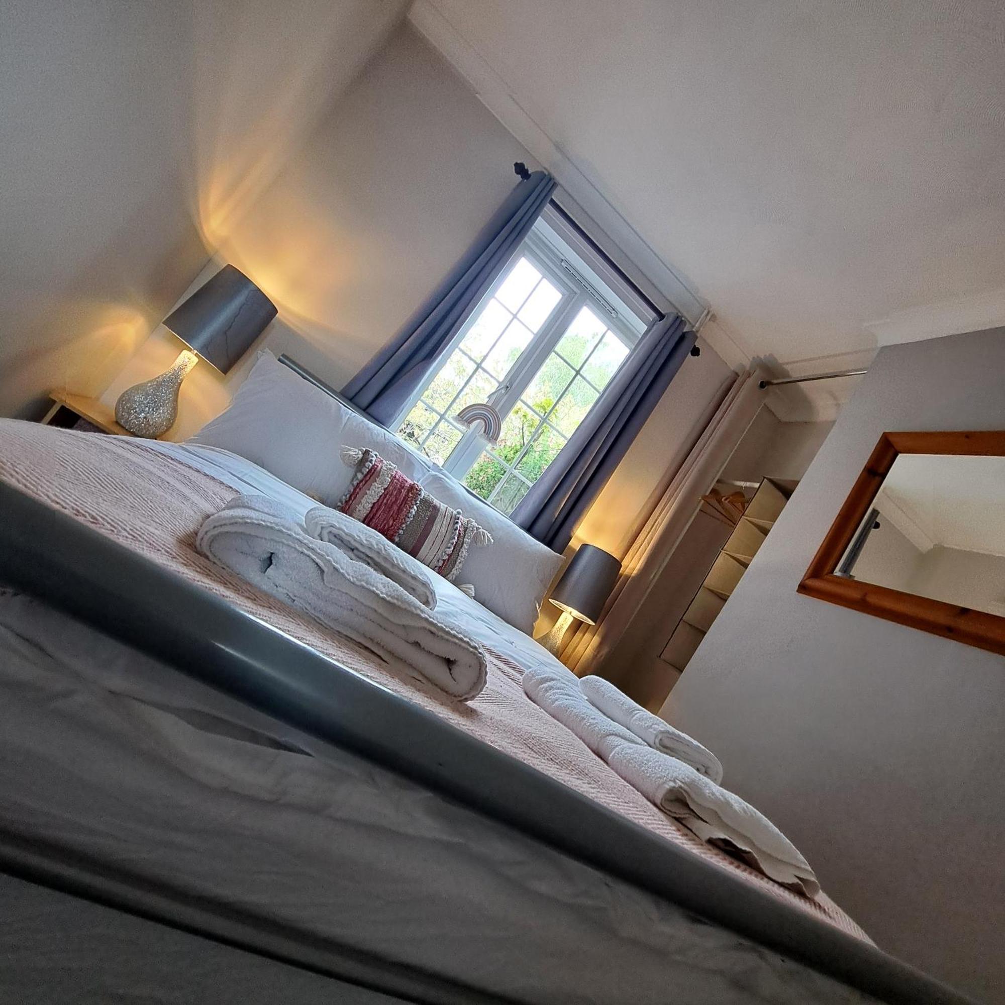 Generous 3 Bed In The Heart Of The Village Хантингдон Экстерьер фото