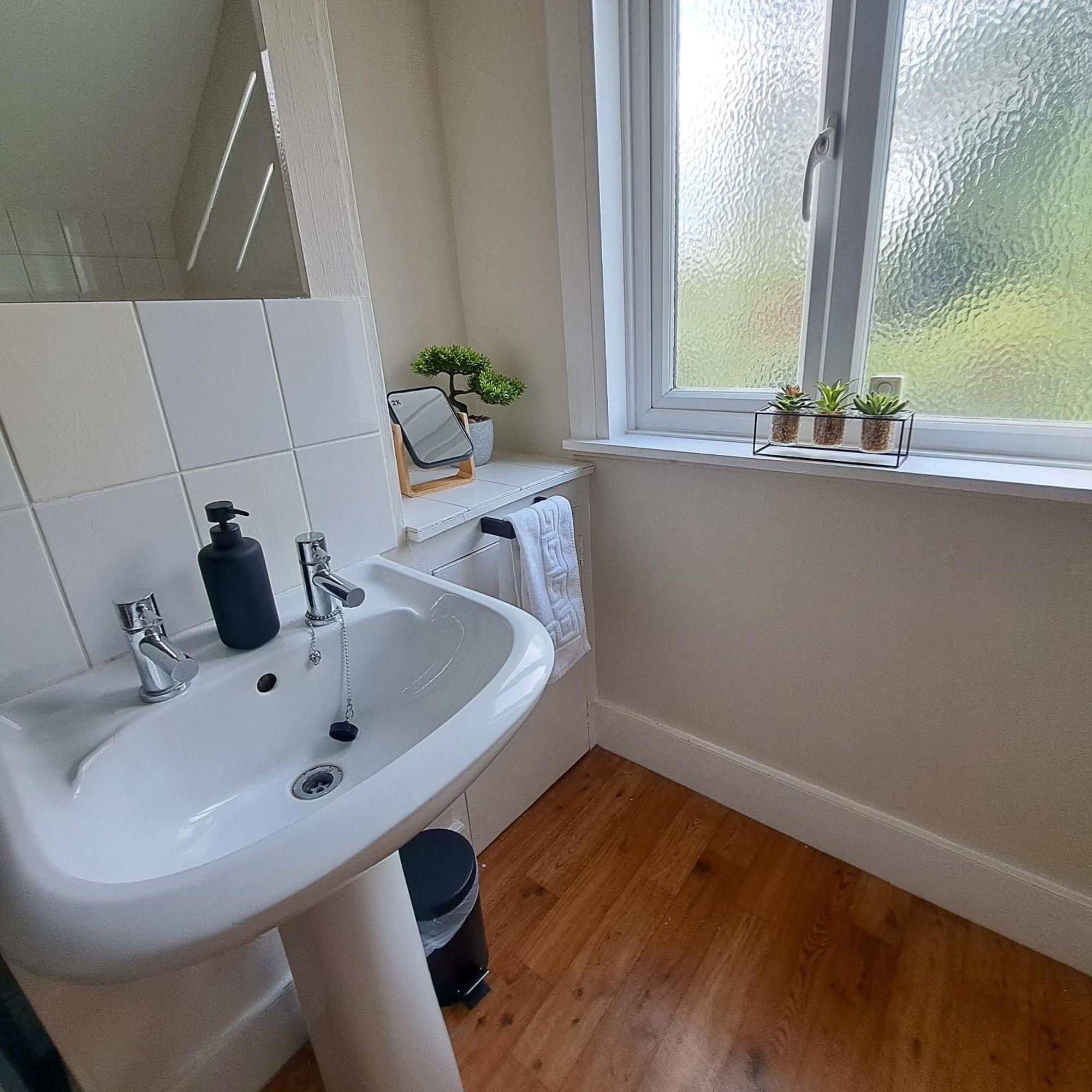 Generous 3 Bed In The Heart Of The Village Хантингдон Экстерьер фото